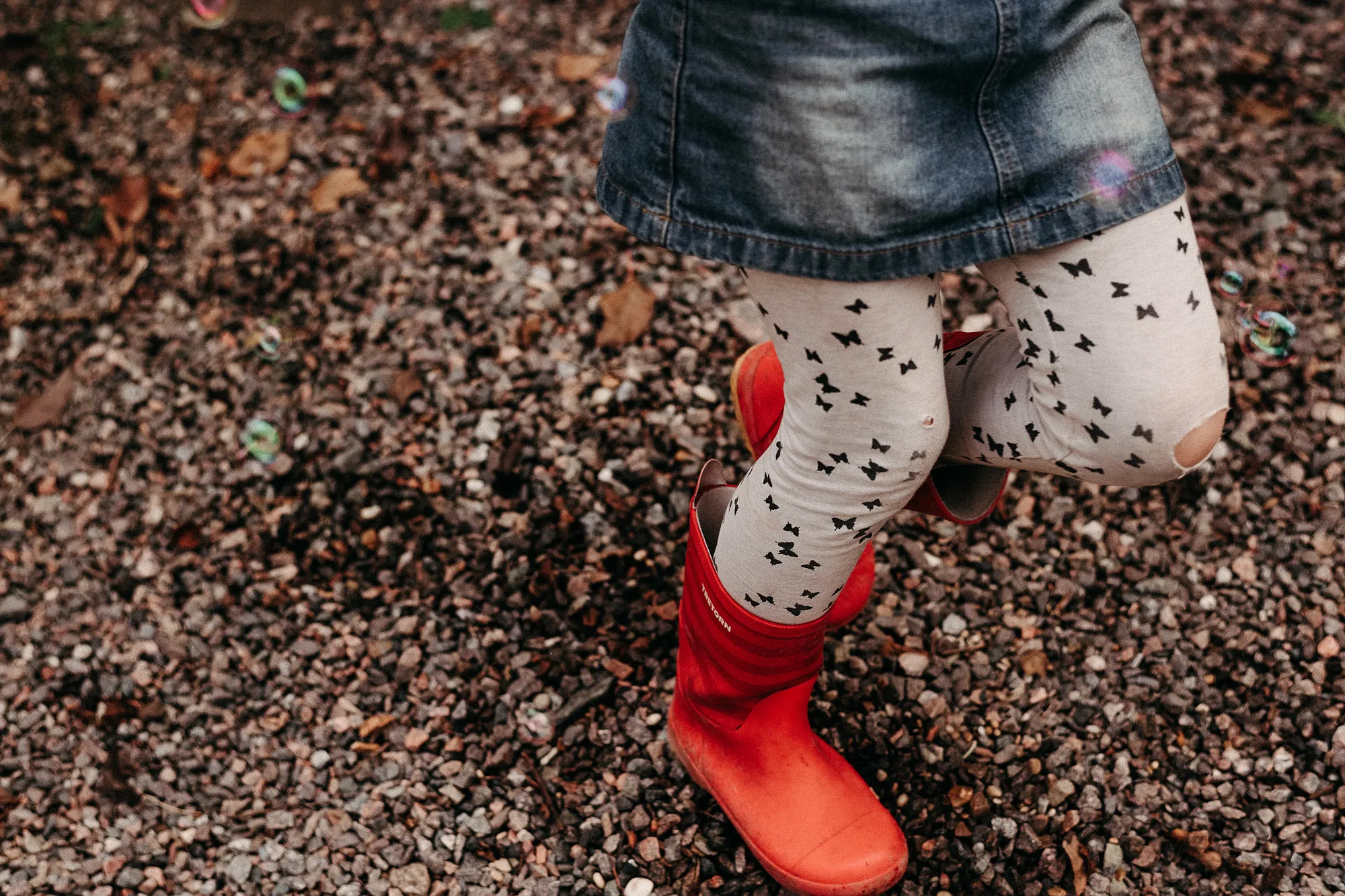 Barn med stövlar